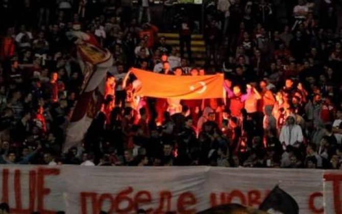 Azarkeşlər Türkiyə bayrağını yandırdılar