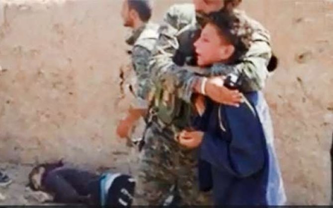 İŞİD-çilər qızı qardaşının gözü önündə zorladılar -  VİDEO