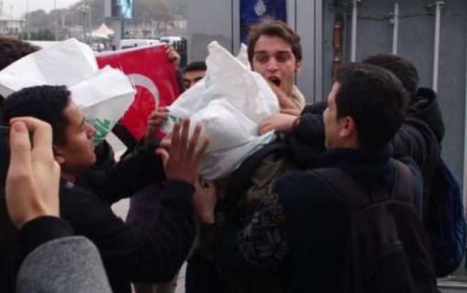 Türk gəncləri ABŞ əsgərlərinin başına çuval keçirdilər 