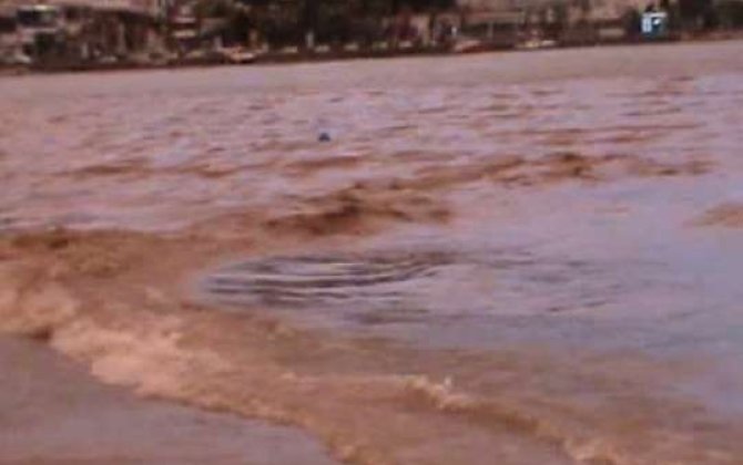 Hava qaraldı, dəniz rəngini dəyişdi -  VİDEO