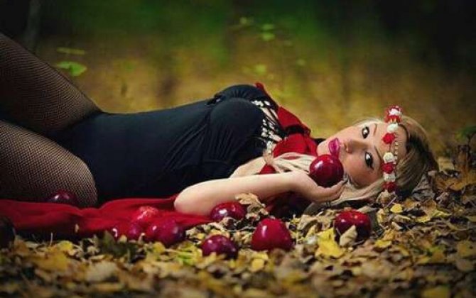 Azərbaycanlı aktrisa seksual “Qırmızı papaq” obrazında -  FOTO