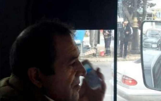 Bakıda telefonla danışan sürücü avtobusu tək əllə idarə edir -  VİDEO