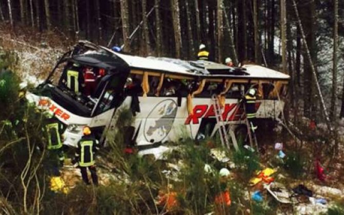Avtobus dərəyə yuvarlandı:  4 ölü
