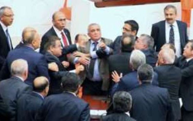 Türkiyə parlamentində yenə dava düşdü -  VİDEO