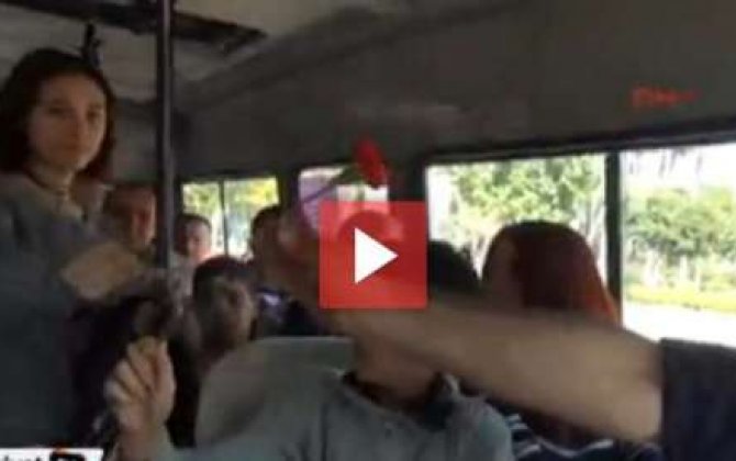 Avtobus sürücüsü qadınlara gül payladı -  VİDEO