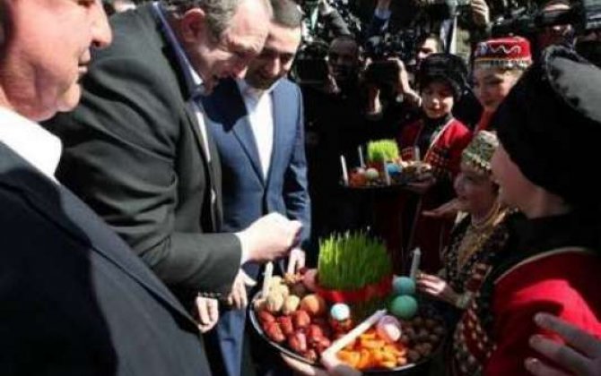 Gürcüstan prezidentiylə baş nazir yumurta döyüşdürdü -  FOTOLAR