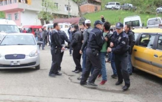 Türkiyədə prokurorun qatilinin cənazəsinin gətirildiyi ev daşlandı -  FOTOLAR