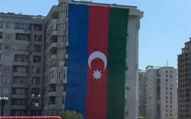 Bakıda bayrağımız tərs asıldı -  FOTO