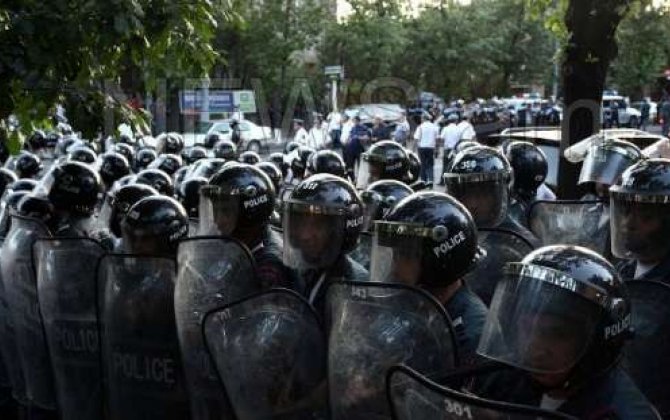 Yerevanda polis etirazçıları dağıdır  ”“ CANLI YAYIM