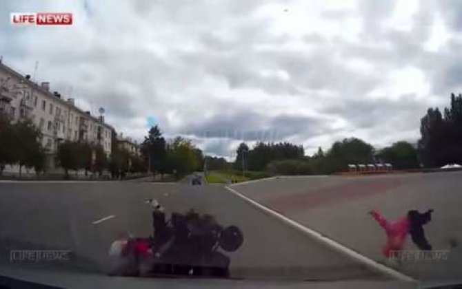 Rusiyada dəhşət: Körpələr uşaq arabasından 10 metr uzağa düşdülər  ”“ VİDEO (16+)