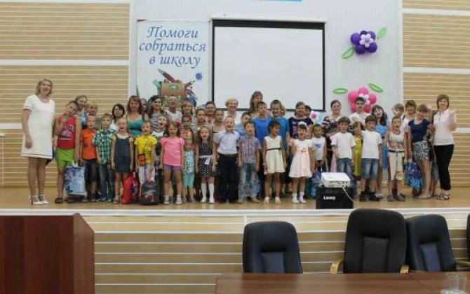Azərbaycanlı xeyriyyəçi məktəbli uşaqları sevindirdi- FOTO