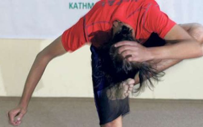 Nepallı özünü ayaqla döymək üzrə dünya rekordu vurdu  - VİDEO