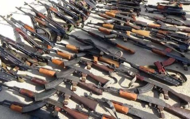 Suriyada 700-ə yaxın yaraqlı silahı yerə qoydu -  FOTO