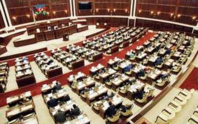 Parlament toplaşdı:  MSK deputatlara vəsiqə verir