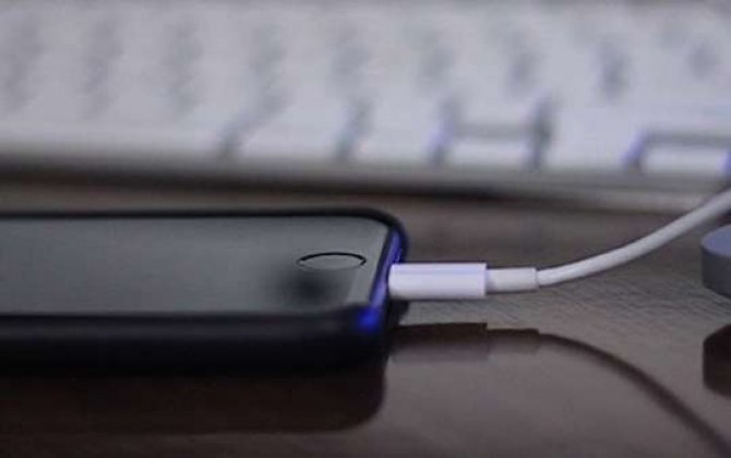 “iPhone 5” partladı  - Sol tərəfi iflic oldu