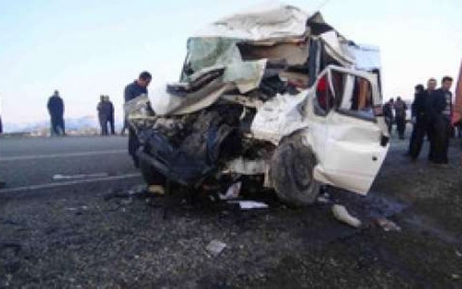 Türkiyədə TIR-la avtobus toqquşub, 7 nəfər ölüb, 23 nəfər yaralanıb 