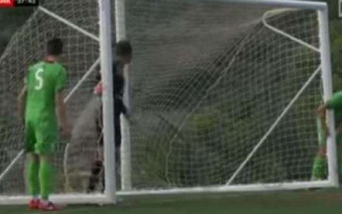 Futbol oyununda güclü külək qapını apardı - VİDEO