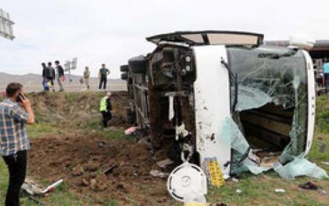 Ərzurumda İran avtobusunun aşması nəticəsində 20 nəfər yaralanıb -  FOTO
