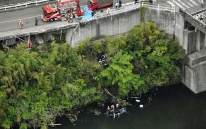 
Yaponiyada avtobus 23 sərnişinlə su anbarına düşdü...  -Foto