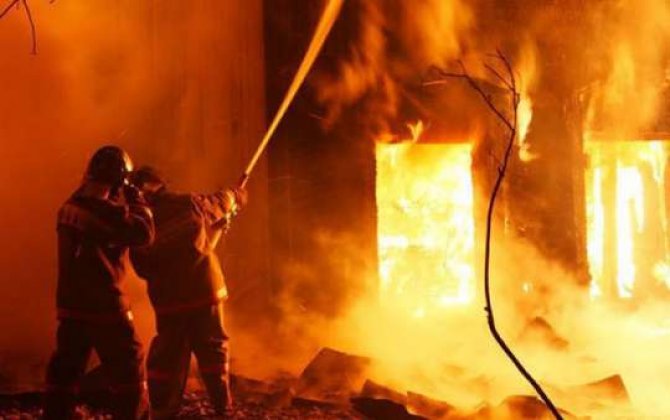 6 otaqlı ev yandı  - Ev sahibinin asılmış meyiti tapıldı