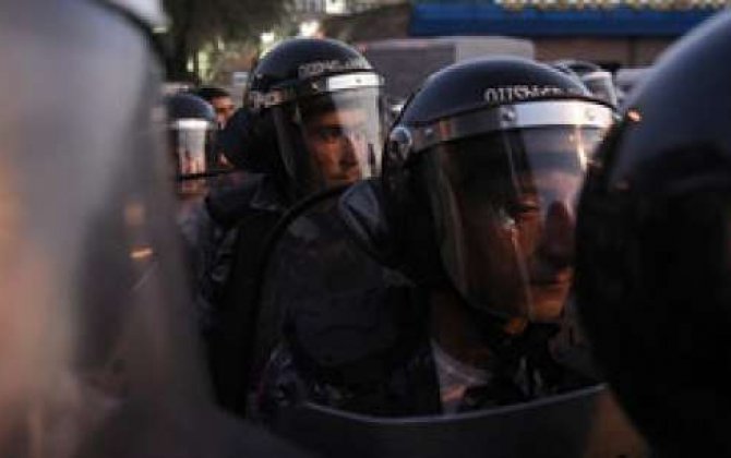 Yerevanda silahlı qruplaşma deputatlarla görüş tələb edir 