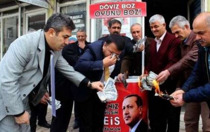 Türkiyədə insanlar dollarlarını yandırırlar -  VİDEO