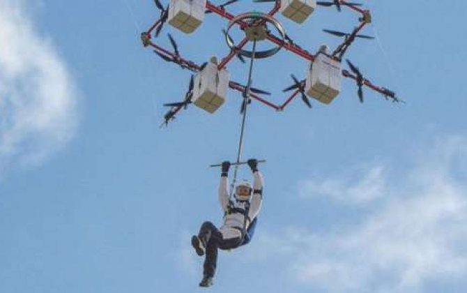 Dünyada ilk dəfə dronla paraşütlə tullandı ”“  VİDEO