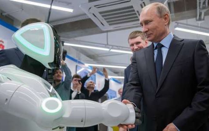 Azad robot Putinlə salamlaşdı -  VİDEO