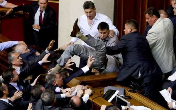 Ukrayna parlamentində deputatlar arasında kütləvi dava ”“  VİDEO