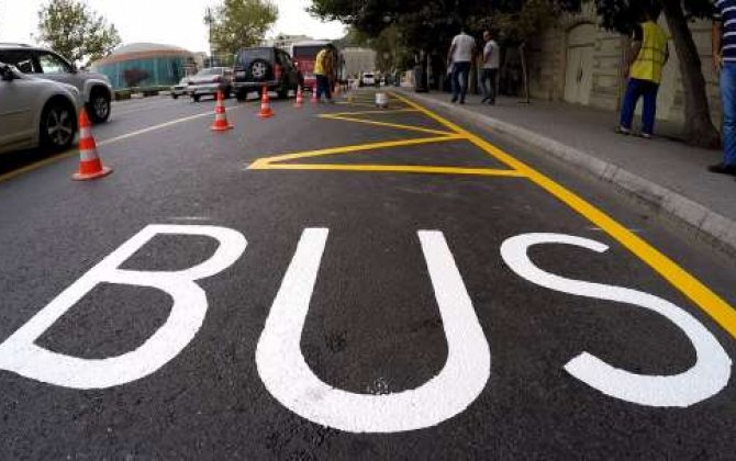 Avtobus dayanacaqlarının “BUS” sözü ilə işarələnməsi normaldırmı? 