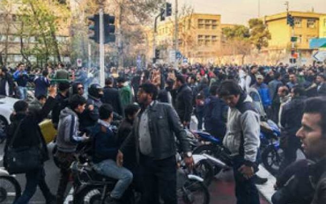 İranda iğtişaşlar zamanı üç asayiş keşikçisi öldürülüb 