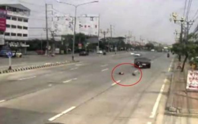 Qucağında toyuq daşıyan motosiklet sürücüsü avtomobilin altında qaldı -  VİDEO 