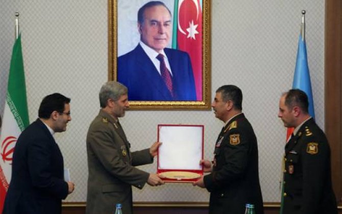 Azərbaycan və İranın müdafiə nazirləri görüşdü
 