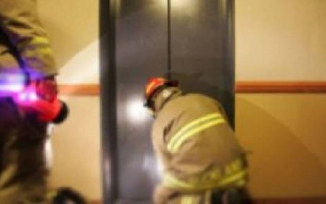 Bakıda liftdə köməksiz qalmış 3 nəfər xilas edildi 