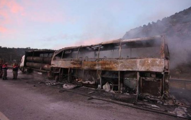 Türkiyədə avtobus TIR-a çırpıldı: 9 ölü, 16 yaralı - FOTO