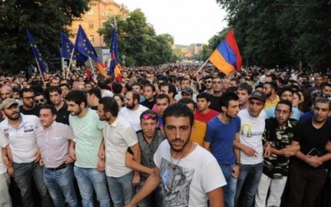 Etirazçılar Yerevan aeroportuna gedən yolu bağladılar
 