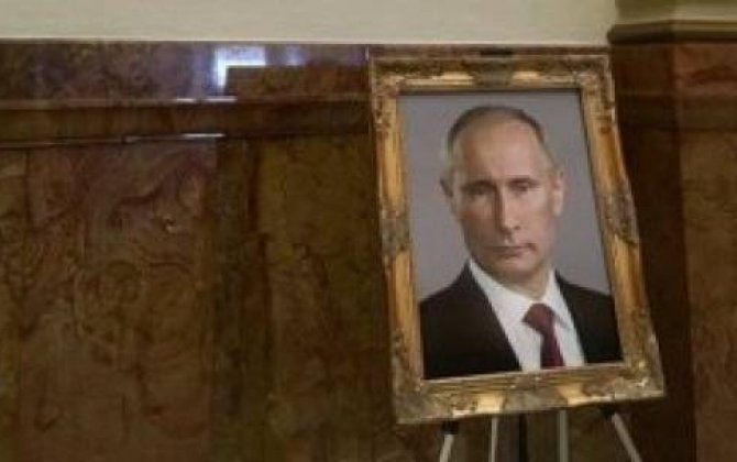 ABŞ-da Trampın şəklinin yerinə Putinin portretini qoydular 