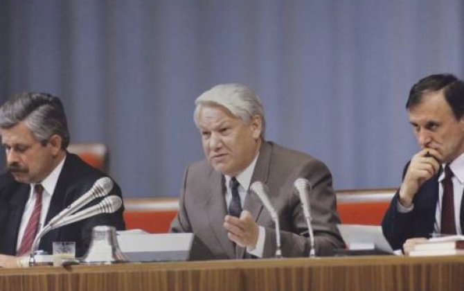 Yeltsin üç gün dayanmadan içib və Amerika səfirliyinə qaçmaq istəyib 