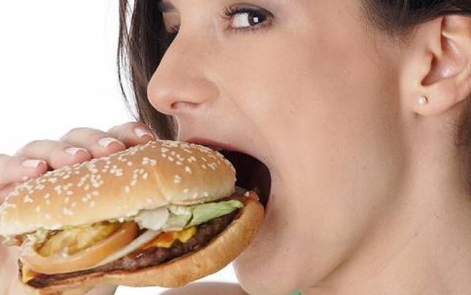 Alimlər saat 18-dən sonra yemək yeməyin zərərli olması haqqında mifi alt-üst etdilər... 