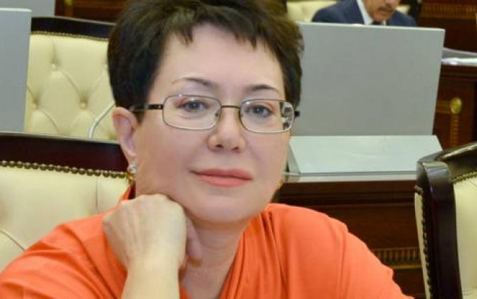 Ramiz Mehdiyev Elmira Axundovaya “Xalq yazıçısı” vəsiqəsi verdi
 