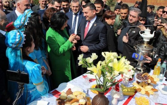 Zurabişvili azərbaycanlı deputatla yumurta döyüşdürdü -  FOTO