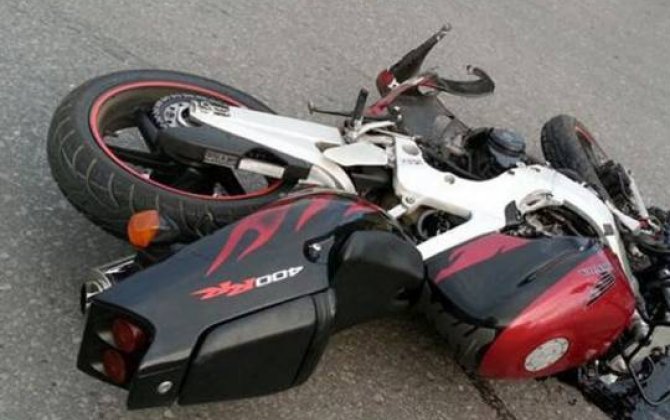 Sabirabadda “Mercedes” motosikleti vurdu 