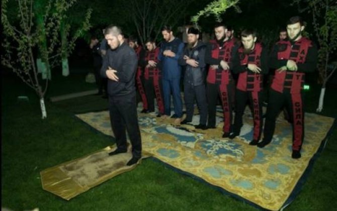 Ramzan Kadırov iftarda Nurməhəmmədovun imamlığıyla namaz qıldı-FOTOLAR+VİDEO