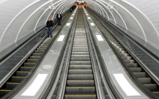 Bakı metrosunun əsas stansiyaların birində 3 ay istifadəsiz qalan eskalatorun təftişi başa çatdı 