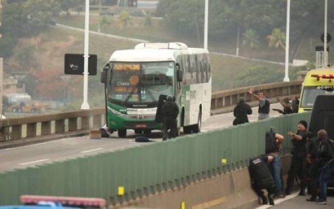 Braziliyada silahlı şəxs sərnişinlərlə dolu avtobusu girov götürdü 