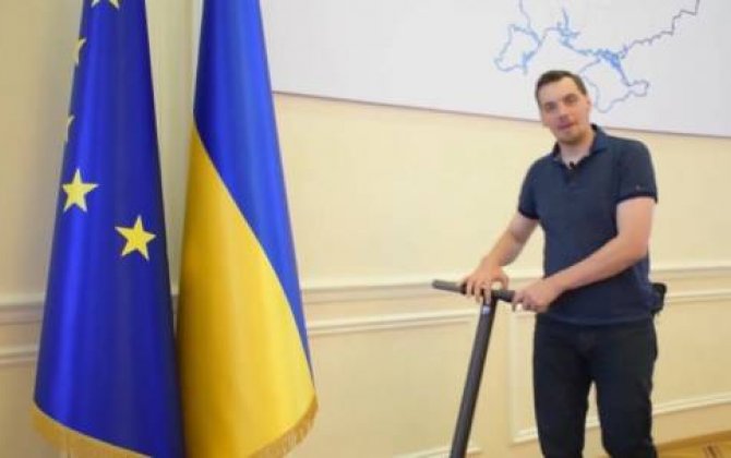 Ukraynanın baş naziri kabinetinə skuterlə gəldi-  VİDEO