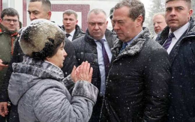 Yaşlı qadın Medvedevin qarşısında diz çökdü -  VİDEO