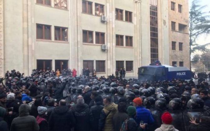 Tbilisidə xüsusi təyinatlılar parlamentin ətrafını etirazçılardan təmizləməyə başlayıb -  YENİLƏNİR