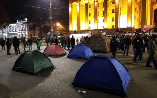 Tbilisidə etirazçılar parlamentin binası qarşısında çadırlar qurublar -  YENİLƏNİB - FOTO