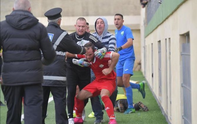 Hakimi vuran futbolçunu polislər meydandan qandalla çıxardılar -  FOTO/VİDEO